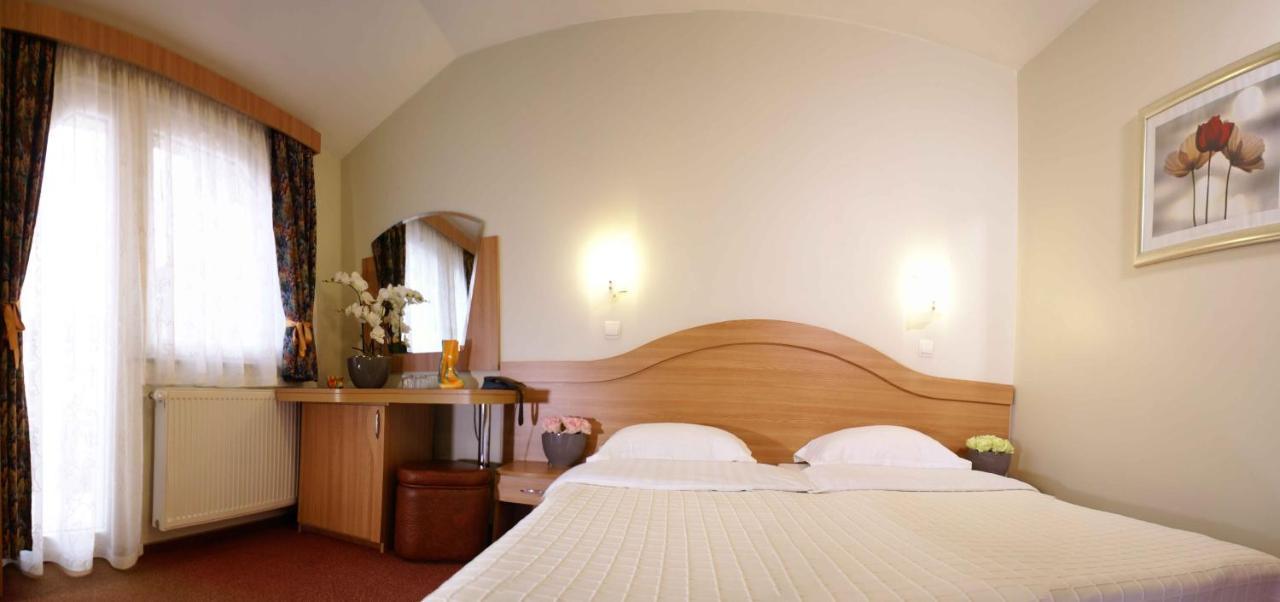 Villa Brussels Deva Dış mekan fotoğraf
