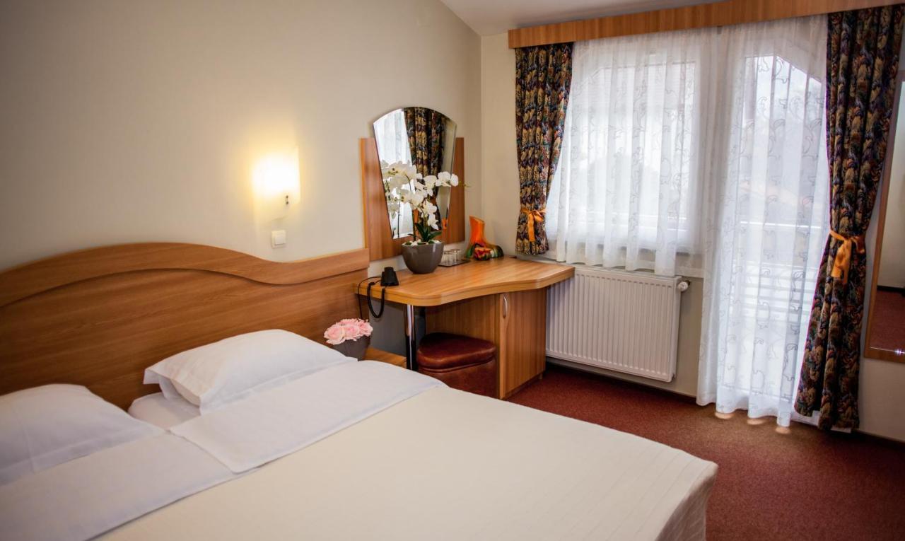 Villa Brussels Deva Dış mekan fotoğraf